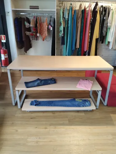 kit com Mesa, Bancada e estrado Retrô Atendimento em metal e MDF