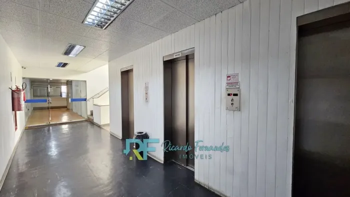 Sala com 129m², na rua Buenos Aires, condomínio barato.
