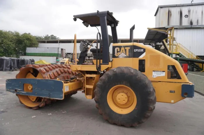 Rolo compactador CAT CP533 PD