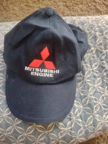 Boné ? com a logo marca Mitsubishi 