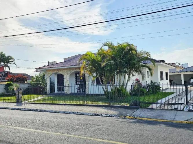 Casa de esquina com laje  preparada para segundo piso