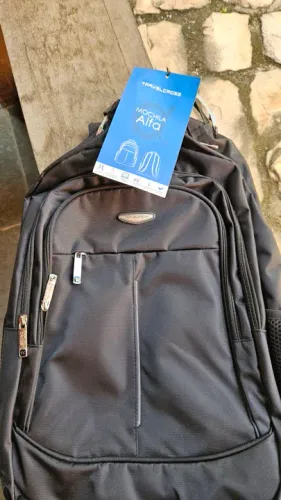 Mochila nova com a etiqueta