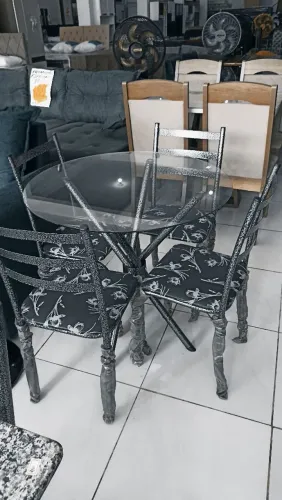 Mesa de Jantar em Metal com Tampo de Vidro