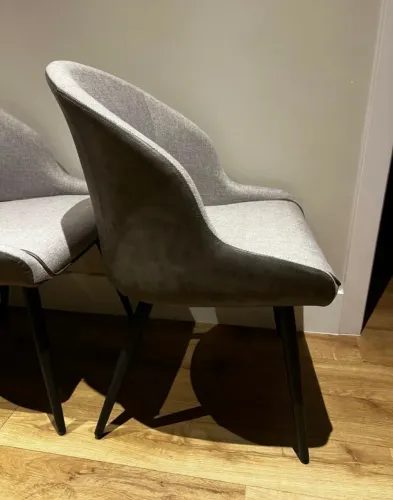 Cadeiras Louise Estofada Pernas em Aço Rivatti Cinza Escuro com Linho Cinza Escuro