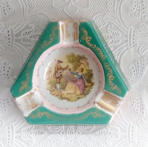 DP: Antigo E Raro Cinzeiro Em Porcelana Com Cena Galante