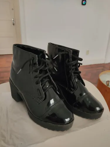 Bota coturno feminina de cano curto - Preto (pouco usada)