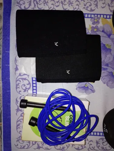 Kit Fitness: Joelheiras+ Corda de Pular