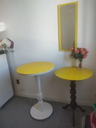Mesas de canto amarelas e charmosas