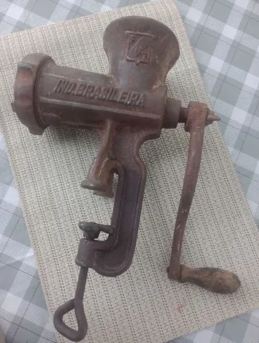 Moedor de carne antigo Ind. Brasileira