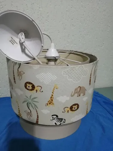 Lustre infantil com cúpula de tecido safari 