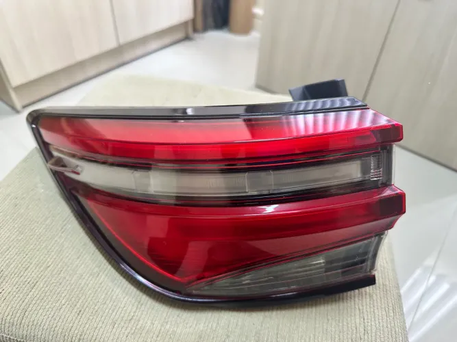 Lanterna esquerda Hilux Sw4 DIAMOND 2021 2022 2023 2024 Original