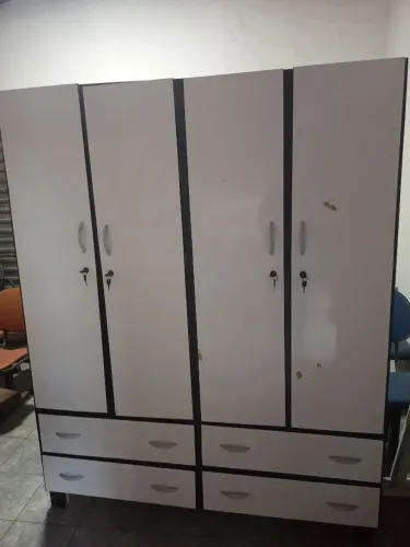 Guarda roupa de madeira.