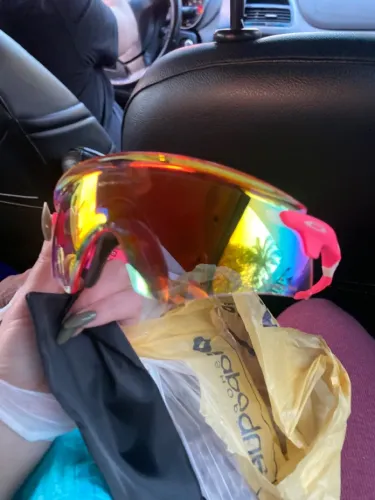 Óculos esportivos com lentes espelhadas