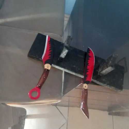 Duas lindas facas artezanais com suporte pra mesa