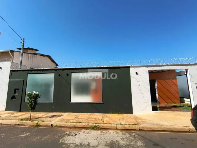 Casa comercial para locação no bairro Martins.