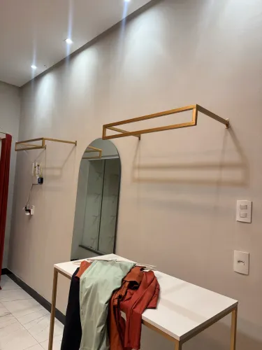 2 Araras cabideiro para loja dourada 1 metro