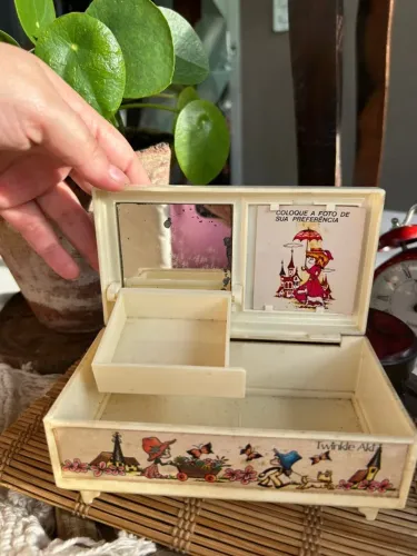 Antigo Porta-jóias em plástico