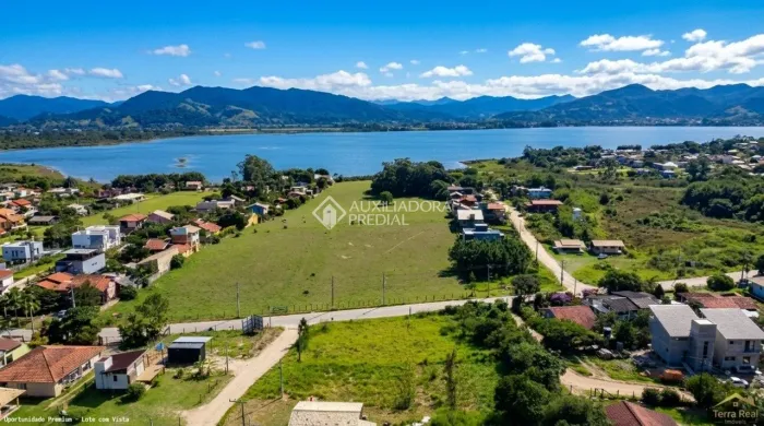 Terreno Amplo com Excelente Localização e Potencial Construtivo em Ibiraquera, Imbituba -