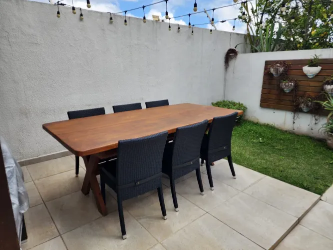 Vendo mesa madeira macica lindissima (6 cadeiras de couro) e buffet 