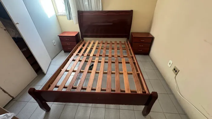 Cansa de casal + criado mudo + colchão 