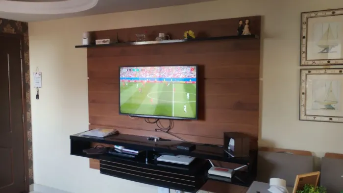 Rack Suspenso Com Prateleiras e Gavetas Madeira Tabaco Para Sala de Estar