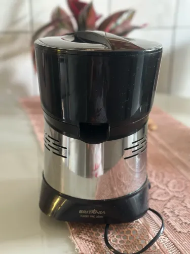 Espremedor de frutas da Britânia Turbo Pro 260W