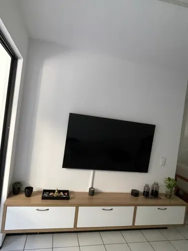 Rack planejado suspenso para sala - branco e madeira claro