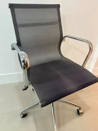 Conjunto com 4 cadeiras executivas Eames Star