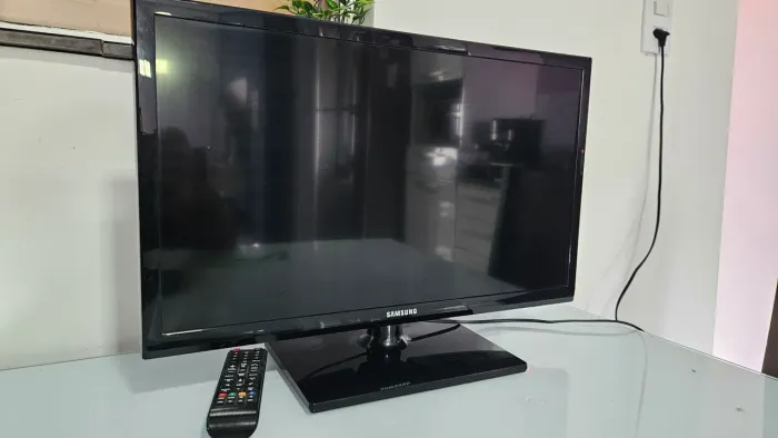 TV LED Samsung 24" c/ cabos e controle, obs: não é smart