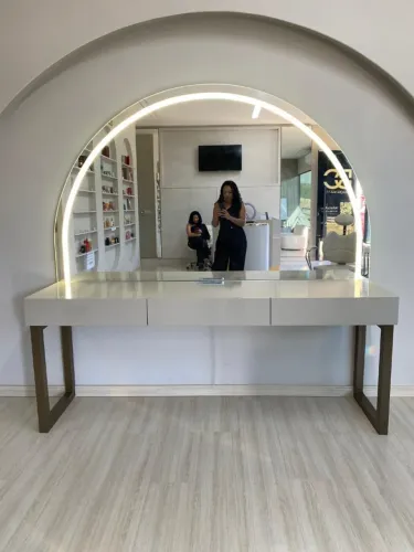 Penteadeira Profissional em MDF Cinza Itália com Metalon Dourado + Caixa de Tomada Embutid