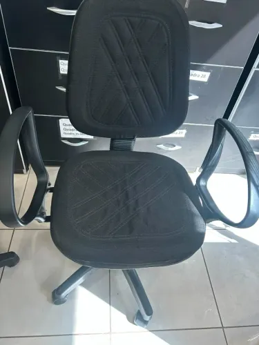 Cadeira de Escritório Executivo Giratória com Braços - Conservada / Caldas Novas