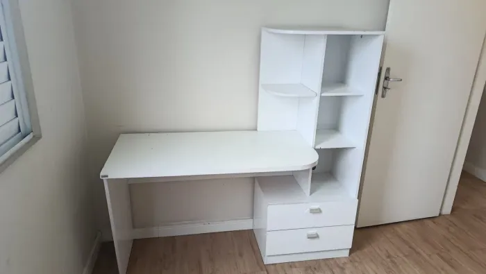 Mesa de Escritório com Estante Integrada e 2 Gavetas - Branca