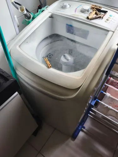 Máquina de lavar com defeito na bandeja para desmanche ou conserto