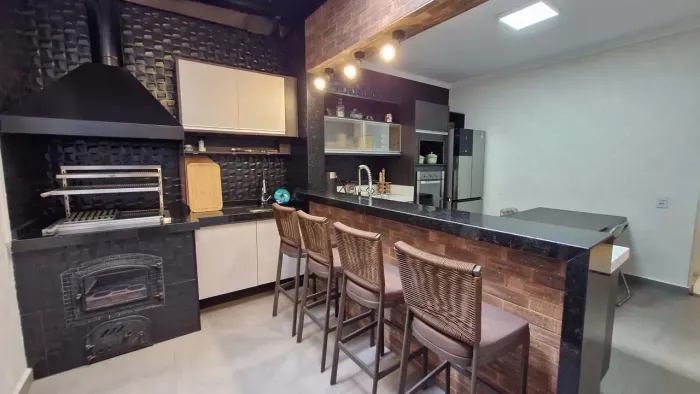 Casa 135m² na Rua Cruz de Malta: 3 Suítes, 2 Vagas e Área Gourmet (4 Banheiros)