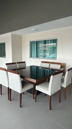 Mesa de 8 lugares com cadeiras