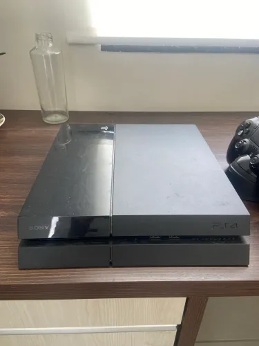 ? PlayStation 4 (PS4 Fat) - Muito Bem Cuidado + 2 Controles + Base HyperX
