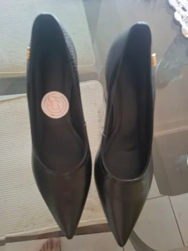 Sapato de couro modelo Carpan com detalhe dourado DA MARCA USAFLEX, N° 34, NOVO NA CAIXA.