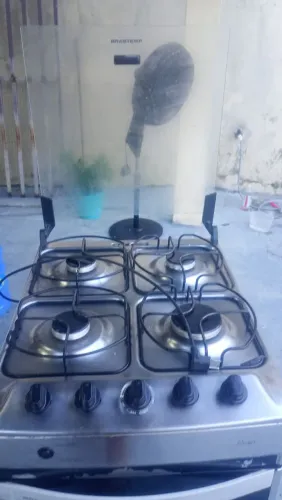 Fogão bem conservado 400 reias. 