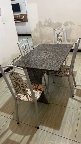 Mesa de 4 cadeiras pouco tempo de uso