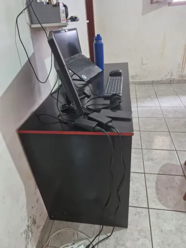 Escrivaninha preta
