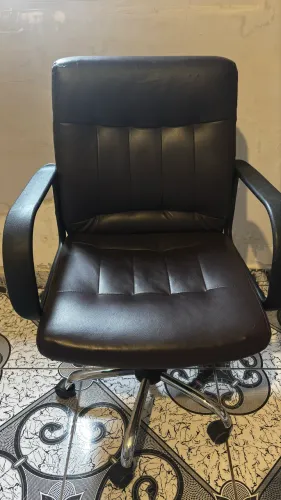 Cadeira de escritório marrom 