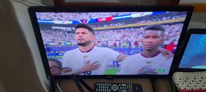 Vendo Tv 24" em perfeito estado funcionando tdo não está sendo usado com controle remoto. 