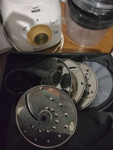 Multiprocessador com defeito no copo, motor funcionando, acompanha peças