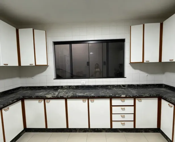 conjunto de armários de cozinha usados estilo "retrô" ou anos 90/2000