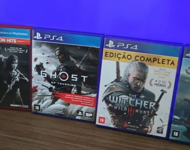 Ps4 pro série CUH-7200 versão 13.52(atualizado) com jogos mídia física