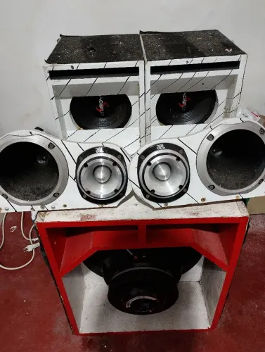 Som automotivo funcionando perfeitamente