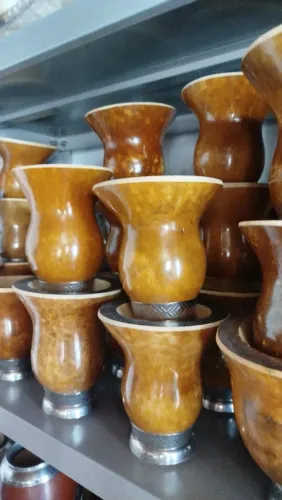 Cuia de chimarrão porongo pé metal