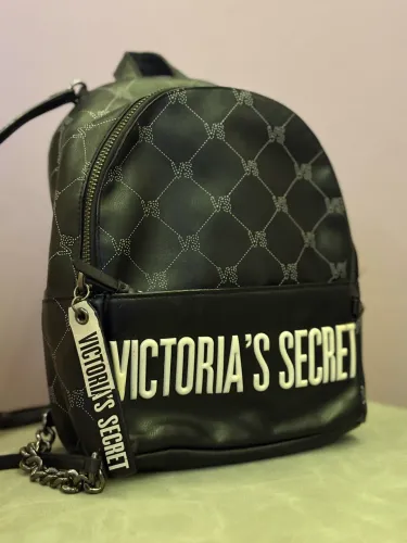 Mochila Victoria?s Secret- com uma pequena avaria na pontinha.