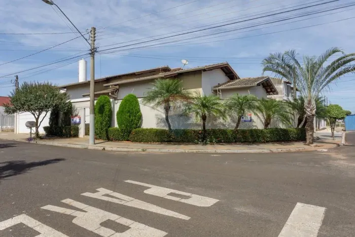 Casa Térrea de Esquina | 199m² Construídos | 3 Suítes | Área Gourmet | Frente à Praça da M