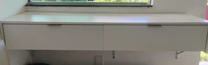 Bancada em MDF com duas gavetas + 2 banquetas.